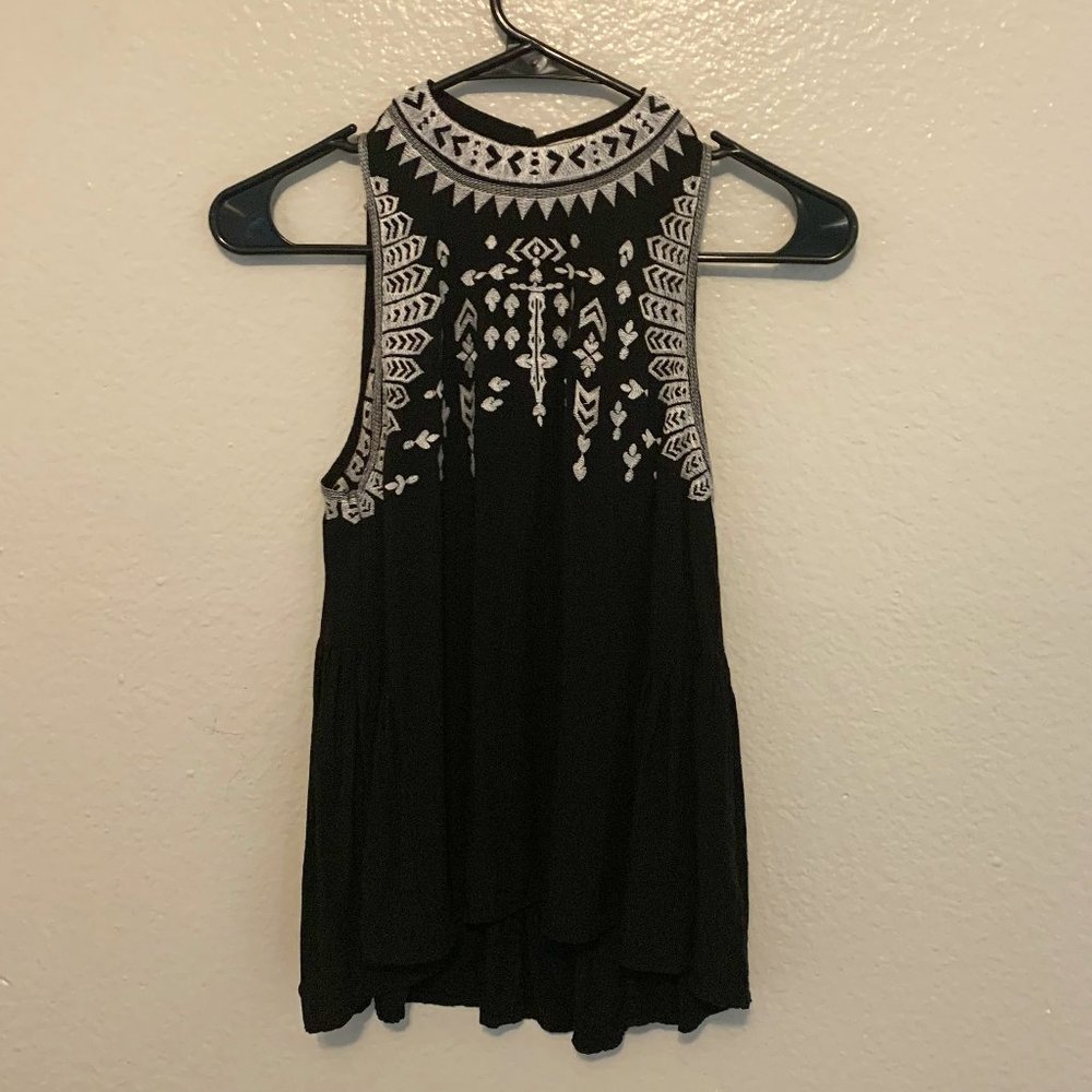 Forever 21 Black and White Southwestern design Top (S) Small